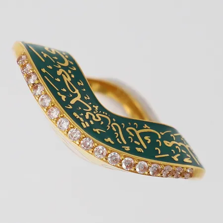 Ring med dekor av arabisk text samt vita stenar, stl: 18, bredd 2-8,5mm, 21K.  Vikt: 4,7 g