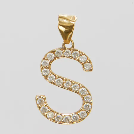 Hänge, bokstaven S med vita stenar, längd ca 24,8mm, bredd 12,7mm, skadad ögla, 18K, bruttovikt: 1,4g Vikt: 0 g