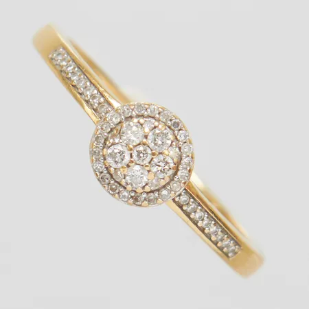 Ring, diamanter 6 x ca 0,01-0,015ct + 43 x ca 0,0015ct, stl 18½, bredd 2-6,5mm, GHA, 18K Vikt: 2,7 g