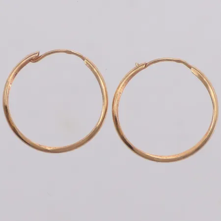 Ett par örhängen creoler, Ø15,7mm, bredd 2mm, smärre ojämnheter, 18K Vikt: 0,5 g