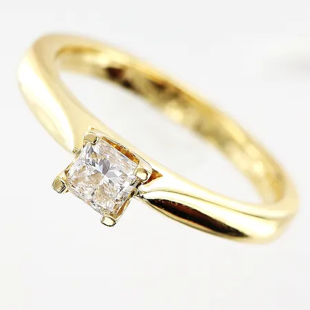 Ring, diamant 0,50ct WSI enligt gravyr, prinsesslipad diamant, stl 18¾, bredd 2,5-5mm, kvalitetsintyg, etui, gravyr, 18K.  Vikt: 5,9 g
