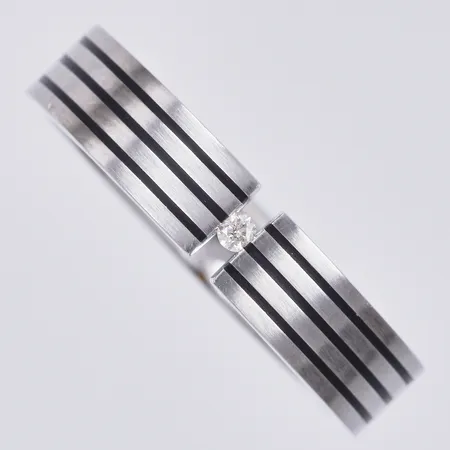 Ring med dia ca 1x0,03ct, stl: 19, bredd: ca 5mm, stål