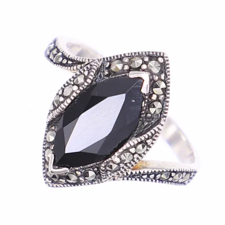 Ring med svart sten, stl 18¾,  bredd 2,5-19mm, Silver 925/1000  Vikt: 3,5 g