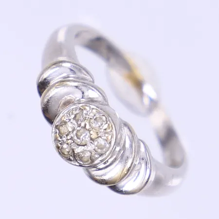Ring med diamanter totalt  7xca 0,01ct, stl 18¾, bredd 2-7mm, vitguld, 14K  Vikt: 4,5 g