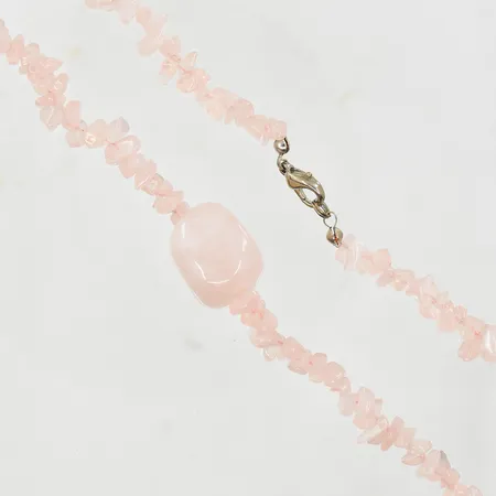 Collier med rosenkvarts, längd ca 42½ cm, lås i metall. Vikt: 0 g