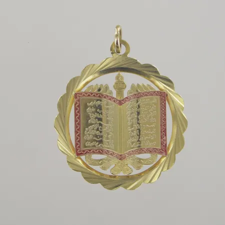 Hänge med text koran, längd 3,5 cm, bredd 3 cm, 14K Vikt: 4 g