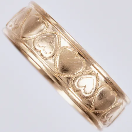 Ring med hjärt-mönster, stl: ca 17½, bredd: ca 5mm, GGG, Trege Guldsmedsaktiebolaget, Göteborg, år 1961, 18K Vikt: 2,6 g