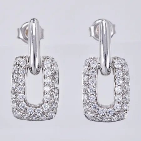 Ett par örhängen med vita stenar, längd: ca 2,2cm, bredd: ca 2-10mm, silver, 925/1000 Vikt: 4,5 g