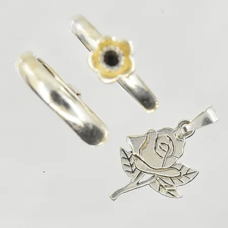 2 ringar, stl 18, bredd 3-8 mm, 1 hänge, längd 25 mm, bredd 14 mm, 925/1000 silver. Vikt: 9 g
