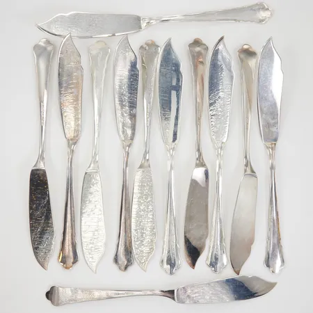 12 Fiskknivar, modell Chippendale, längd 21cm, repiga, GAB Silver 830/1000 Vikt: 617,3 g