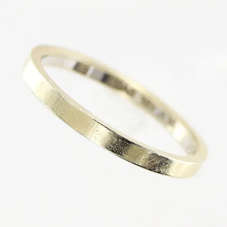 Ring slät, stl 16¾, vitguld, i behov av rodiering, gravyr, 18K.  Vikt: 2,1 g