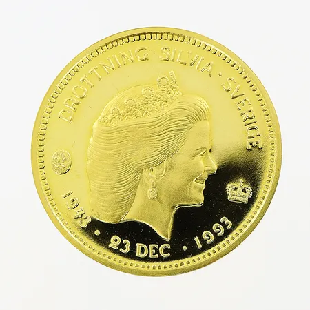 Mynt, Drottning Silvia Sverige 1943 23 dec 1993, Sveriges Riksbank, ca Ø21mm, nominellt värde 1000kr 1993, 21,6K.  Vikt: 5,8 g