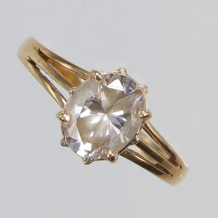 Ring med vit sten, stl 20. bredd ca 1,5mm -8mm, 18K, bruttovikt 3,7g Vikt: 3,7 g