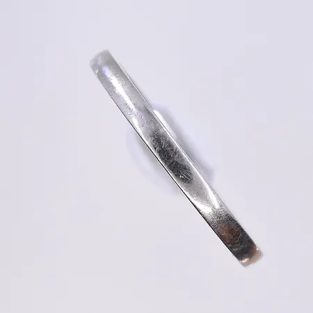 Ring, stl 17½, bredd 2 mm, vitguld, 18K. Vikt: 2,4 g