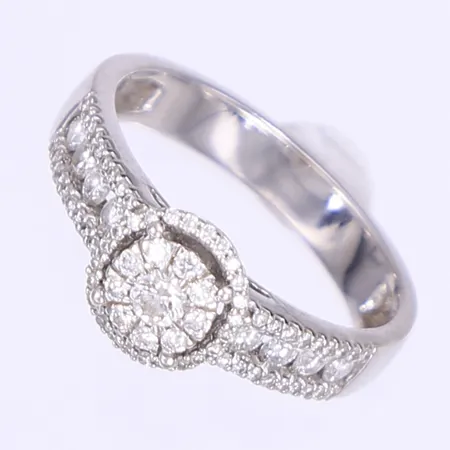 Ring i vitguld med diamanter totalt 0,75ctv enl. gravyr, stl 19¼, bredd 4-8mm, GHA,18K Vikt: 6,5 g