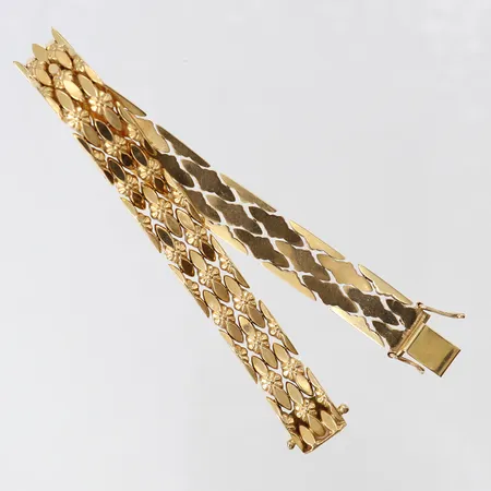 Armband, halvstelt, längd 19,5cm, bredd 10,5mm, 18K.  Vikt: 22,4 g