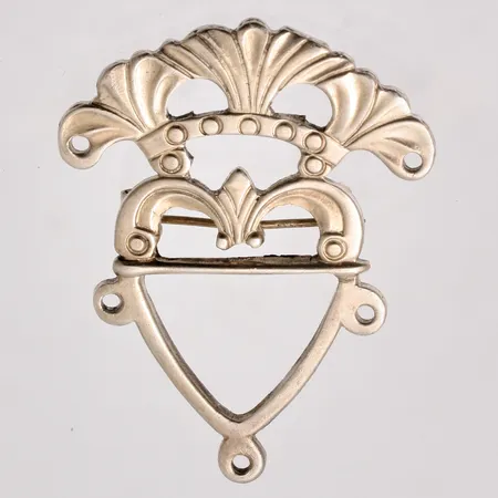 Dräktbrosch i silver, mått 31x39,6mm, saknar 5st kläppar, 830/1000, vikt 6,62g.