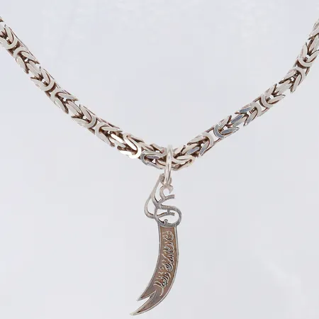 Kedja Kejsarlänk med hänge, längd ca 60cm, bredd ca 6mm, hänge längd inkl ögla  70mm, bredd ca 10-20mm, lås går ej att öppna, 925/1000 silver  Vikt: 125,1 g