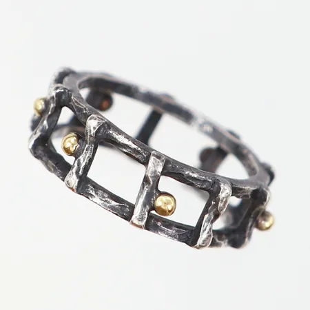 Ring av Kinna Sturesson med detaljer i 18K, stl 18½, bredd: 7mm, silver 925/1000