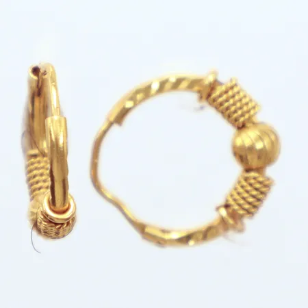 Ett par örhängen Creoler, Ø14,1mm, något ojämna, 21K Vikt: 1,9 g