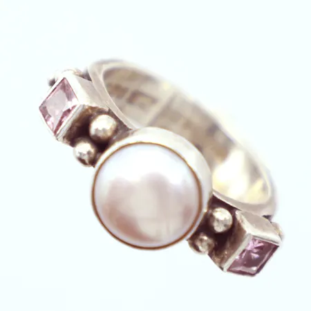 Ring med pärla silver 925/1000, Ø17¼, moment 23  Vikt: 7,3 g