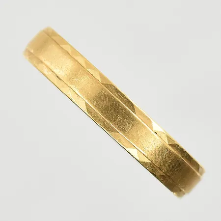 Ring, stl 20, bredd 4 mm, gravyr, 18K. Vikt: 3,3 g