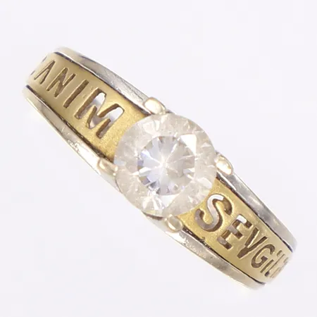 Ring med vit sten, tvåfärgad, genombruten dekor, stl 17½, bredd 2-6mm, 14K Bruttovikt: 2,5g 