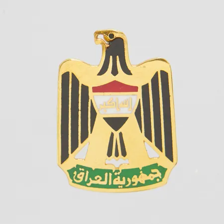Hänge, Iraks riksvapen, längd ca 22,1mm, bredd 16mm, skadad emalj vid näbben, 18K Vikt: 2,3 g