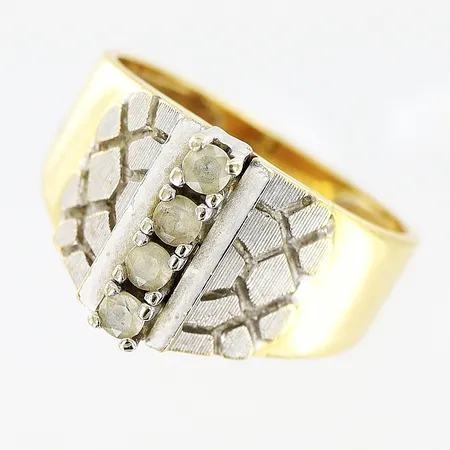 Ring, vita stenar, stl 15¼, bredd 3,5-9,5mm, 18K Vikt: 4,5 g