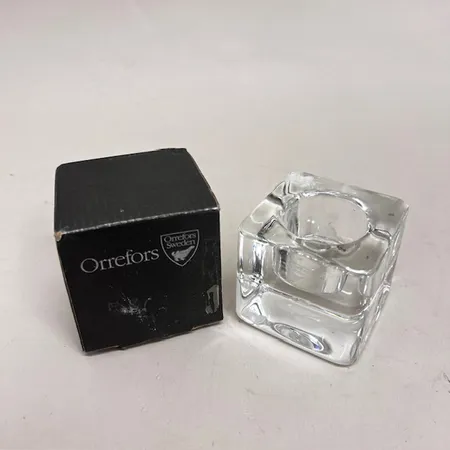Ljuslykta, Orrefors , Ice Cube, design Göran Wäff, höjd ca 6,5cm, repor undertill, stämpel- etikett märkt, kartong Skickas med paket.