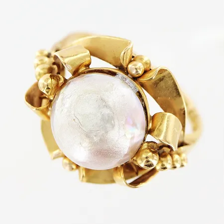 Ring, imitations pärla, stl 17½, bredd 1,5-15mm, skadad pärla, nagellack på pärlan, något skev och ojämn skena, 18K. Vikt: 5,2 g