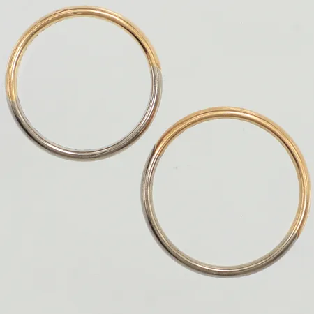 Två ringar, tvåtonade, gravyr, 18K Vikt: 9,8 g