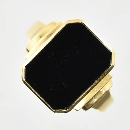 Klackring med onyxplatta, stl 21¼, bredd 3-17 mm, 18K. Vikt: 7,3 g