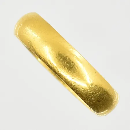 Ring, stl 18, bredd 5 mm, gravyr, 23K. Vikt: 6,2 g