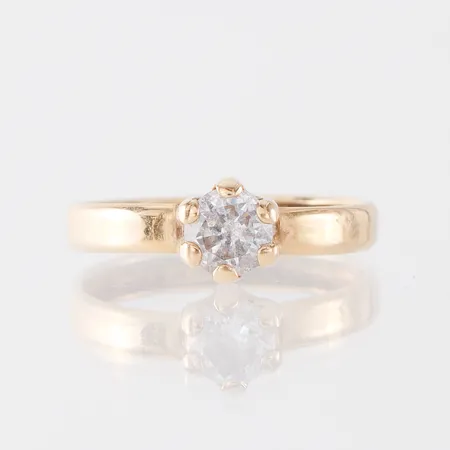 Ring med sten, storlek 16 mm, bredd 2.8-5.9 mm, 18k. Vikt: 0,9 g