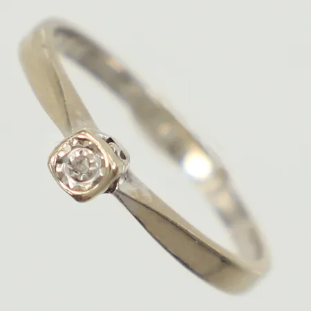 Ring med vit sten, vitguld, stl 17, bredd 3,3mm, gravyr, 18K Vikt: 2 g