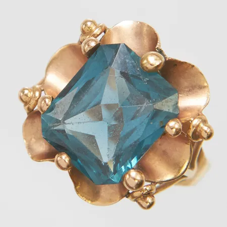 Ring, syntetisk spinell, stl 16½, bredd 2,8-17mm, nagg på sten, slitage, 18K Vikt: 4,6 g