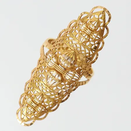 Ring med genombruten dekor, stl: 18½, bredd 3-48mm, 21K.  Vikt: 5,4 g