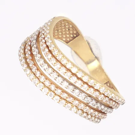 Ring med vita stenar, stl 16¾, bredd 3-8mm, skev skena, ostämplad, 14K  Vikt: 3,1 g