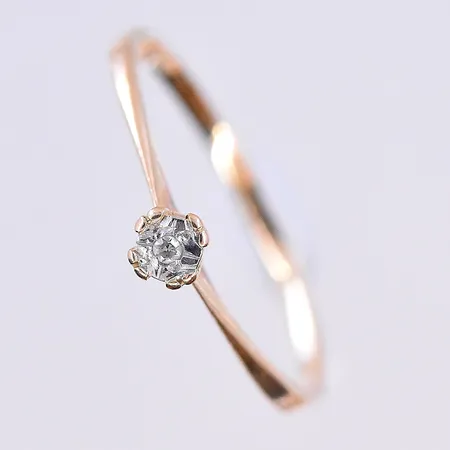 Ring med diamant 0,01ctv, stl 19, bredd 1 mm, 18K. Vikt: 1,2 g