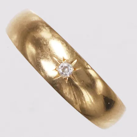 Ring, vit sten, stl 18¾, bredd 2,5-5,8mm, 18K Vikt: 1,4 g