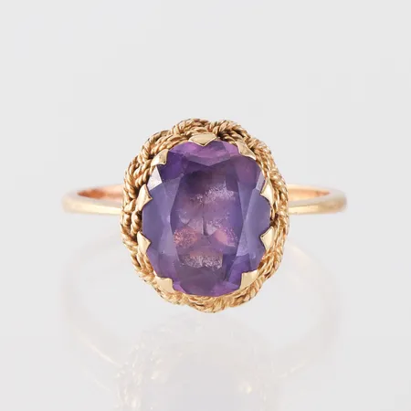 Ring med sten, storlek 17 ½ mm, bredd 2.1-13.8 mm, ej stämplad, 18k. Vikt: 4,6 g