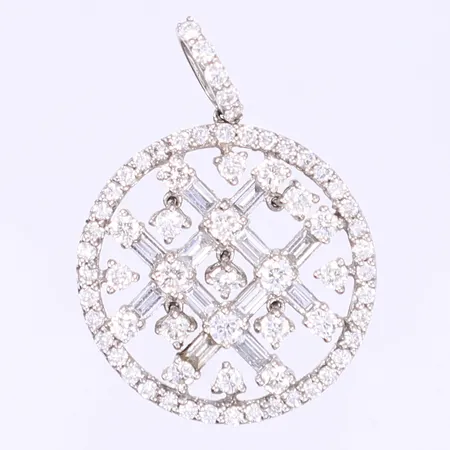 Hänge med diamanter briljantslipade 4xca 0,05ct 15xca 0,02ct 45xca 0,01ct samt baguetteslipade 10xca 0,04ct, 29x21mm, vitguld, ostämplad, 18K Vikt: 4,9 g