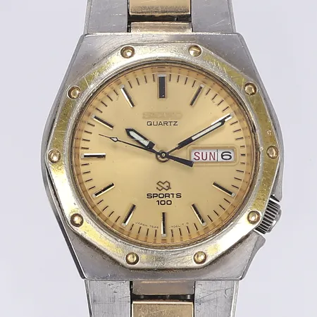 Herrur Seiko SQ Sports 100, Ø39mm, quartz, dag/datum, 7546-7030, serienummer 918358, engelsk/fransk dagskiva, mycket påtagligt slitage, mycket sliten länk, går ej vid katalogiseringstillfället