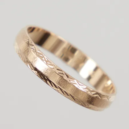 Ring, stl 20½, bredd 4mm, gravyr, 18K, Vikt: 3,4 g