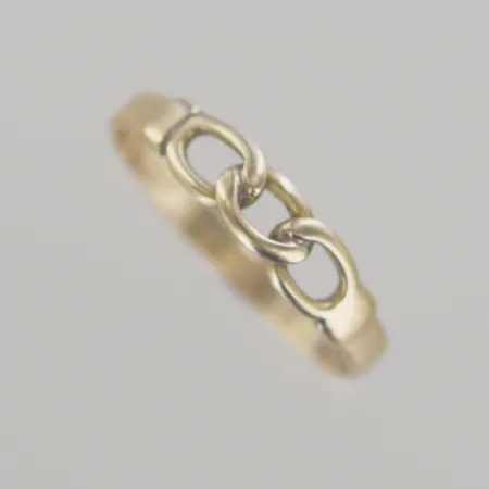 Ring, Ø 20 ½ mm, bredd 4 mm, graverad, 18K Vikt: 2,7 g