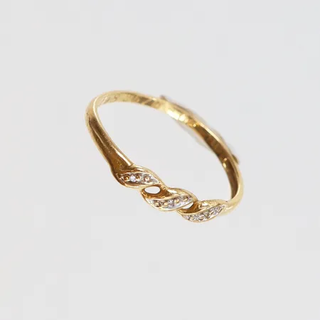 Ring med vita stenar, stl: 16¾, bredd 1,5-3mm, gravyr, skev, 18K.  Vikt: 0,9 g