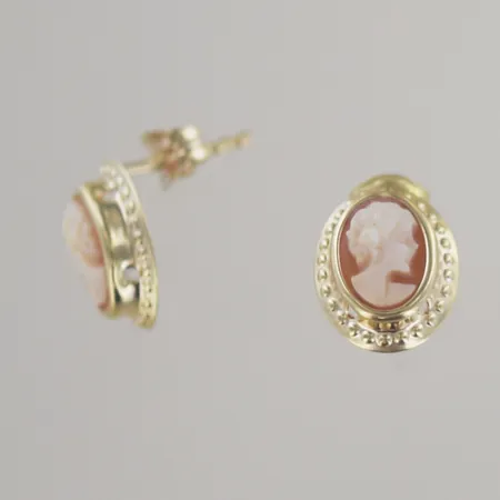 Ett par örhängen camé, höjd 11 mm, 18K  Vikt: 1,1 g