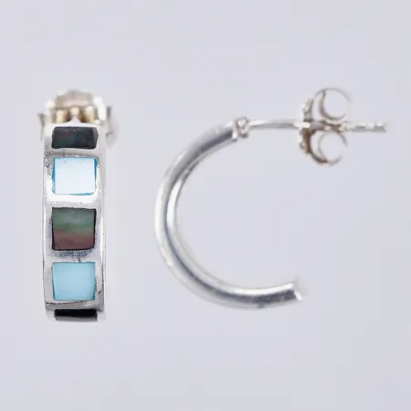 Ett par örhängen med pärlemor, längd: ca 1,5cm, bredd: ca 4mm, 925/1000, silver Vikt: 3,5 g