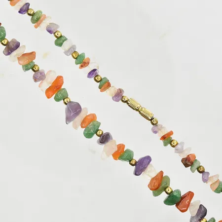 Collier, tumlade stenar, längd ca 85 cm, lås i metall. Vikt: 0 g